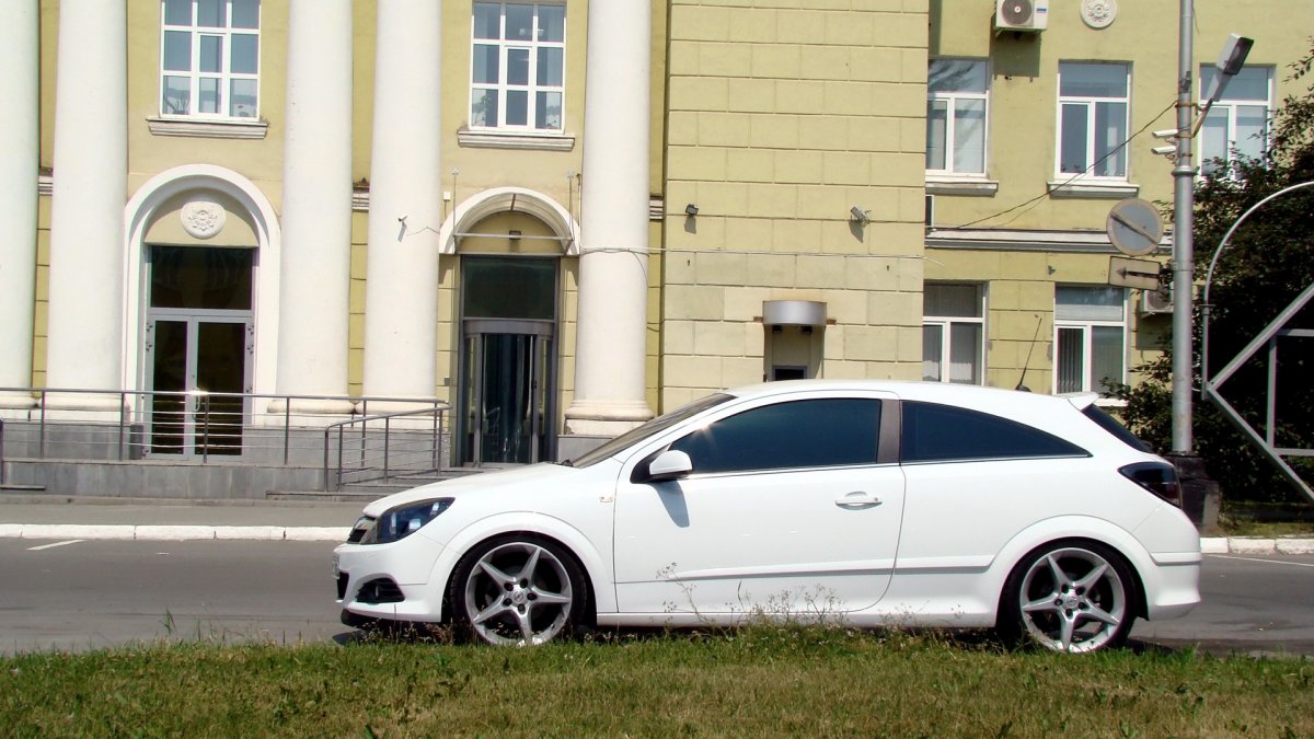 Opel Astra h GTC белая