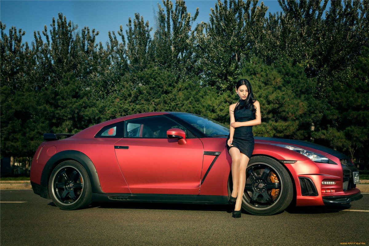 Nissan gt-r r35 с девушкой