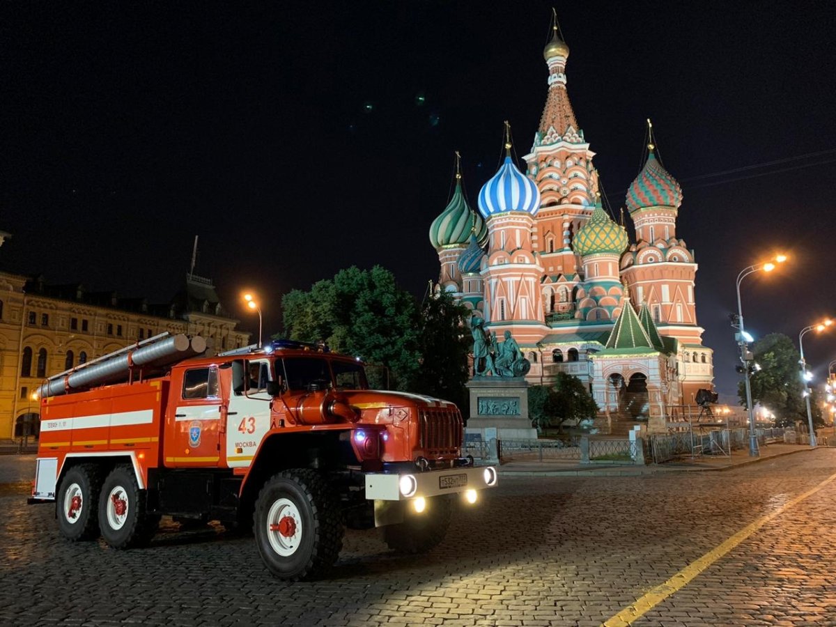 Автомобили на красной площади