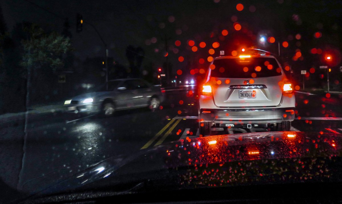 Автомобили ночью в дождь
