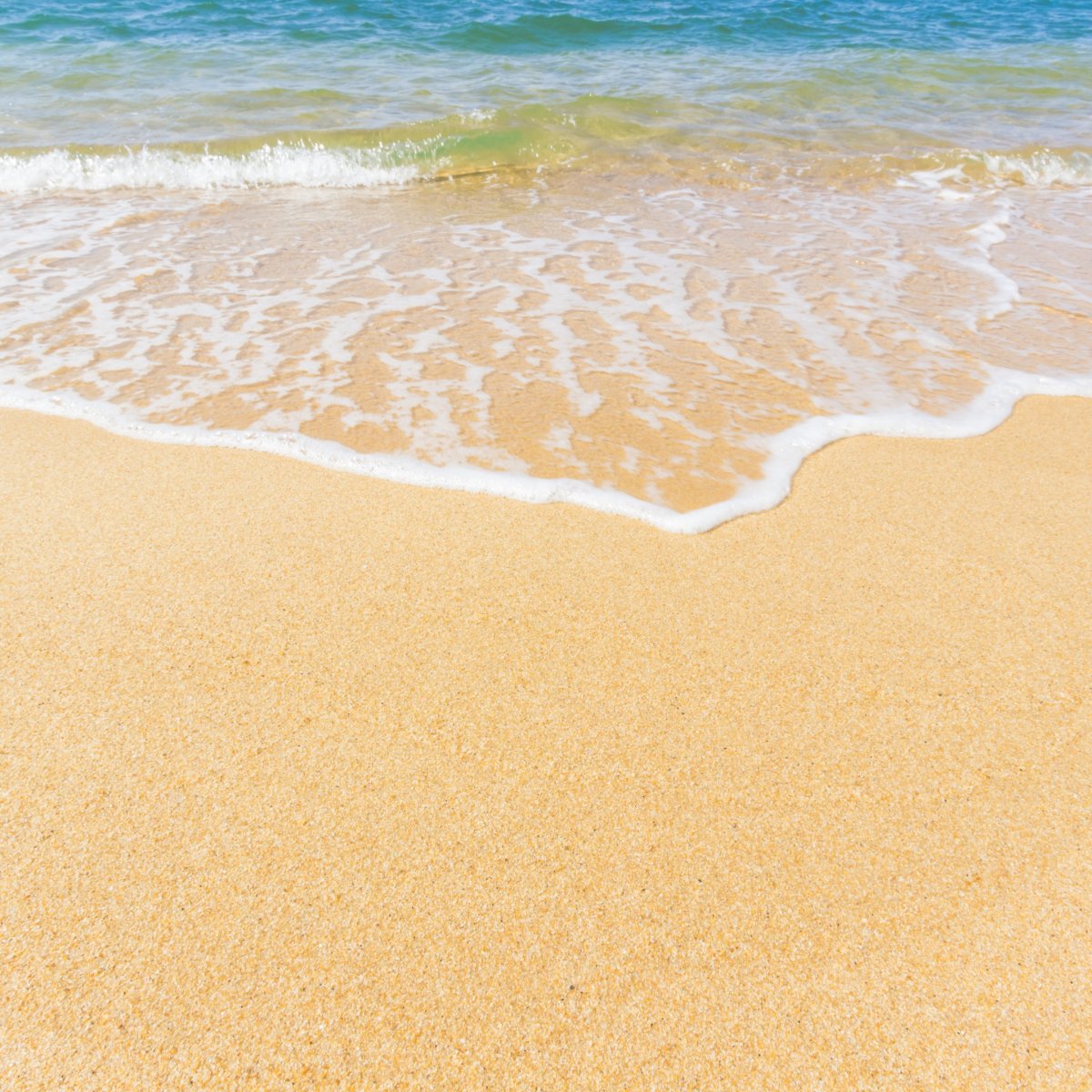 Песок на берегу моря