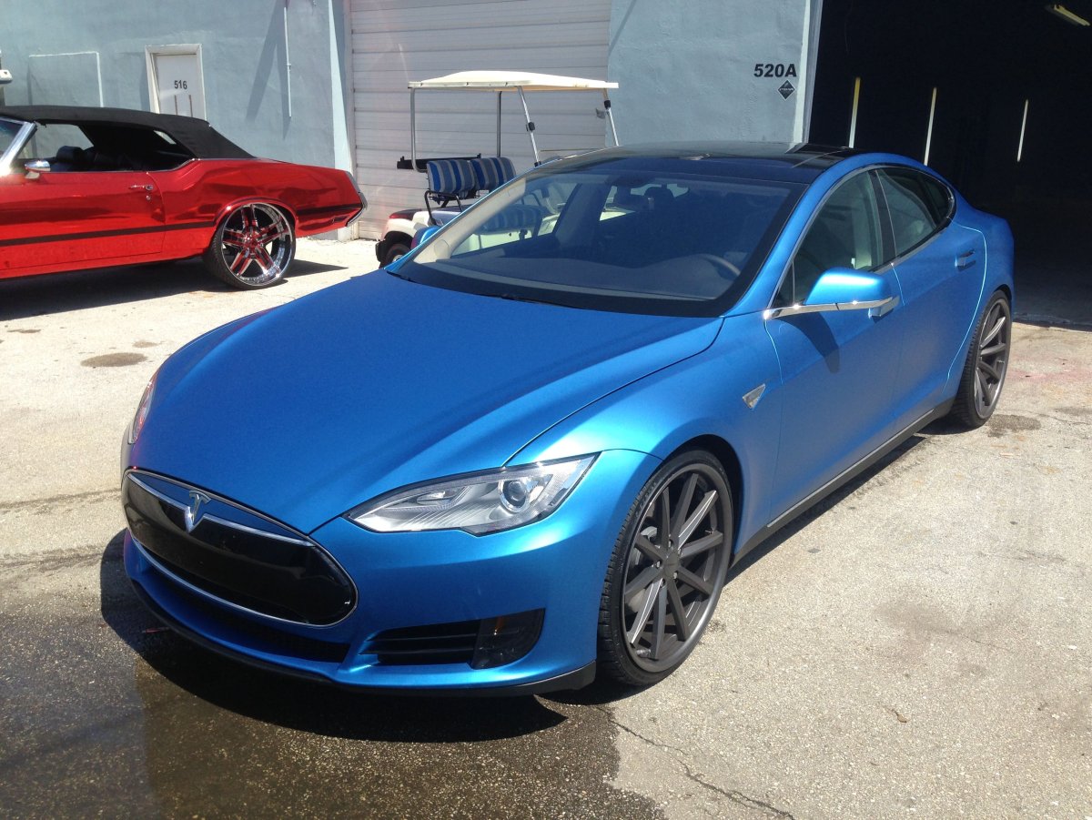 Tesla model 3 синяя