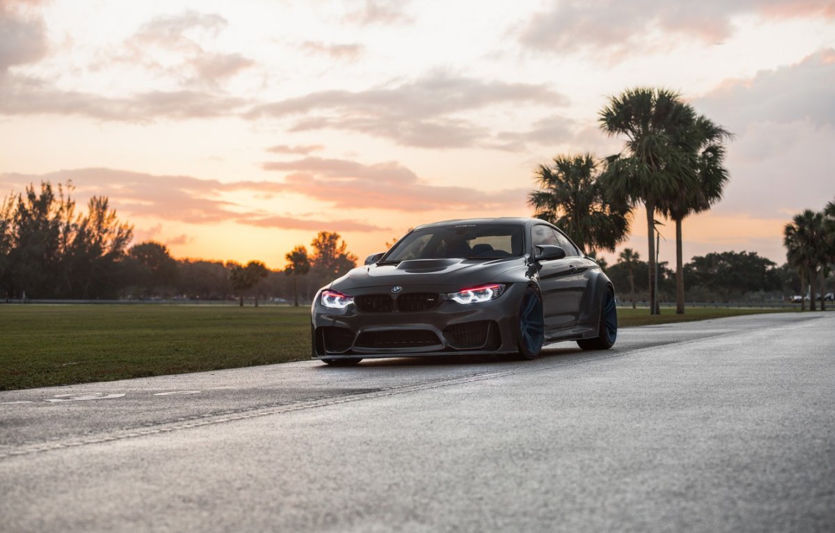 БМВ м2 белая на закате