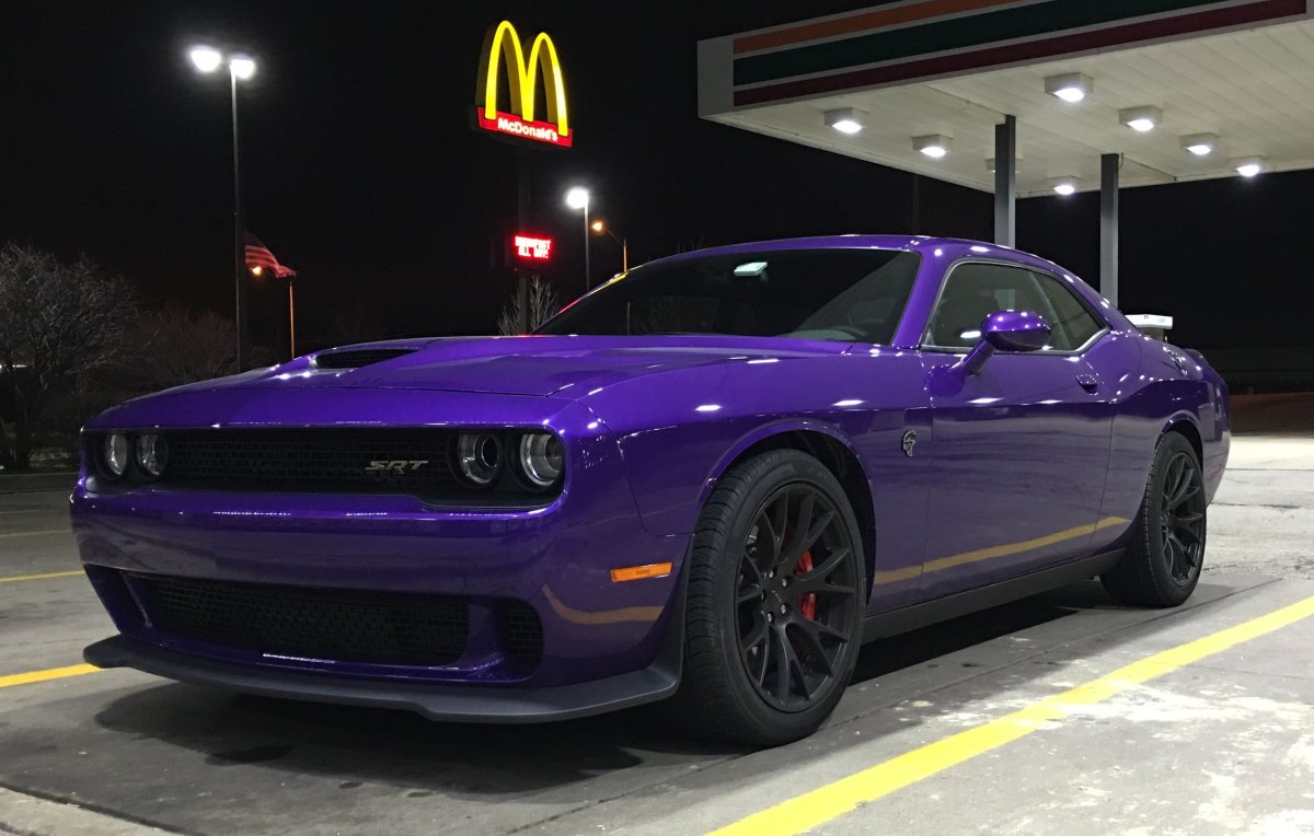 Dodge Challenger фиолетовый