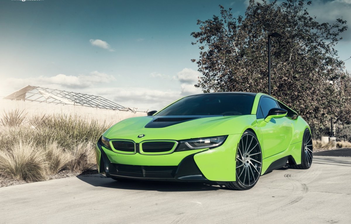 BMW i8 зеленая