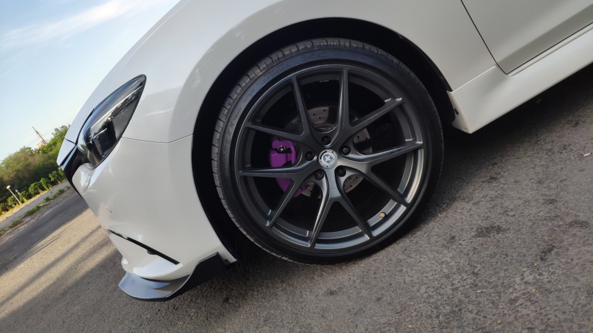 Фиолетовые суппорта на белой машине