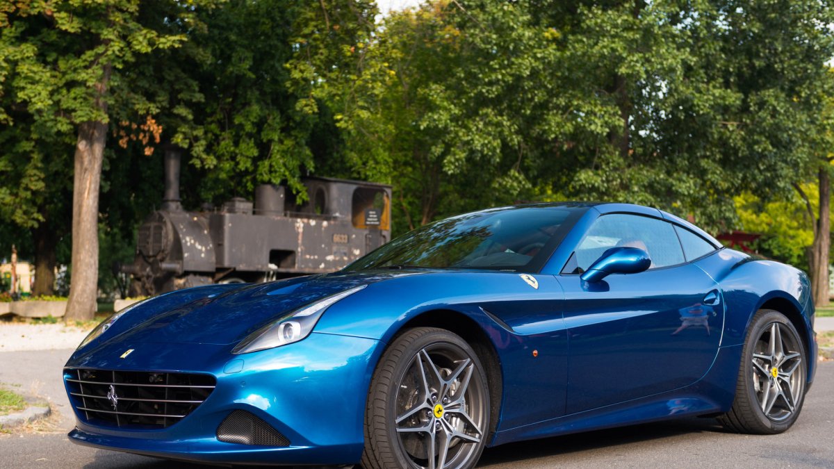 Ferrari California синяя