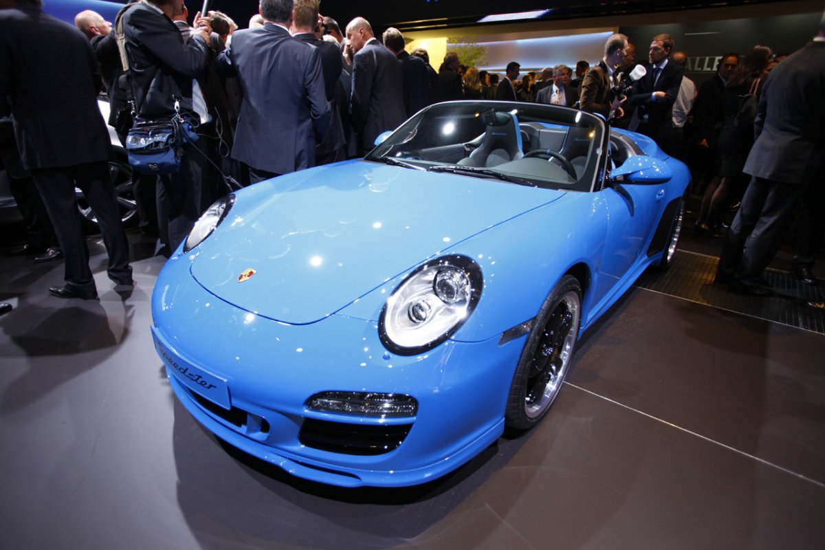 Porsche 911 небесно голубой