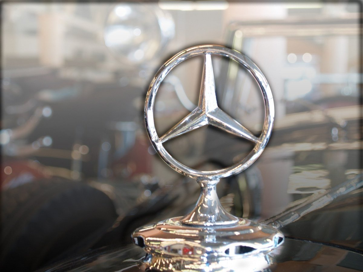 Mercedes Benz logo 2022