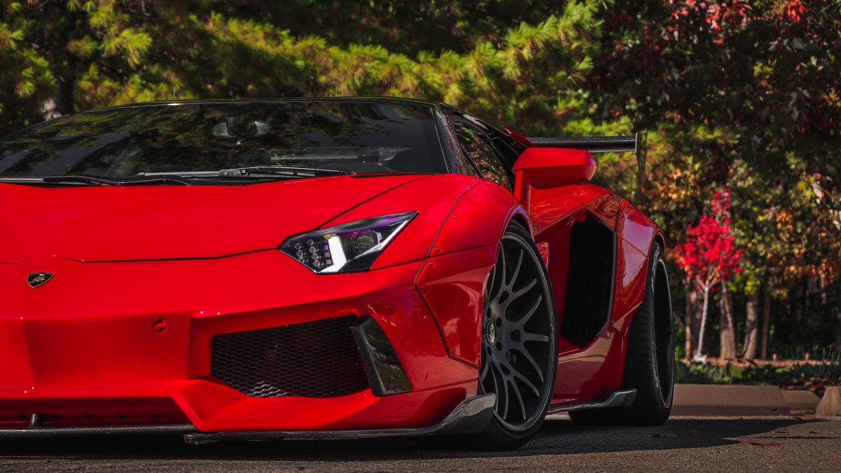 Lamborghini Aventador красный