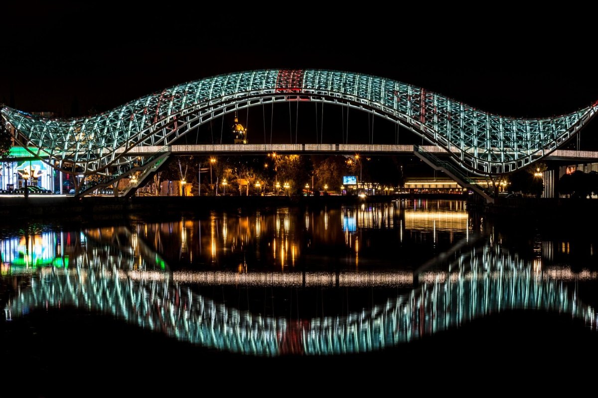 Мост мира Тбилиси ночью