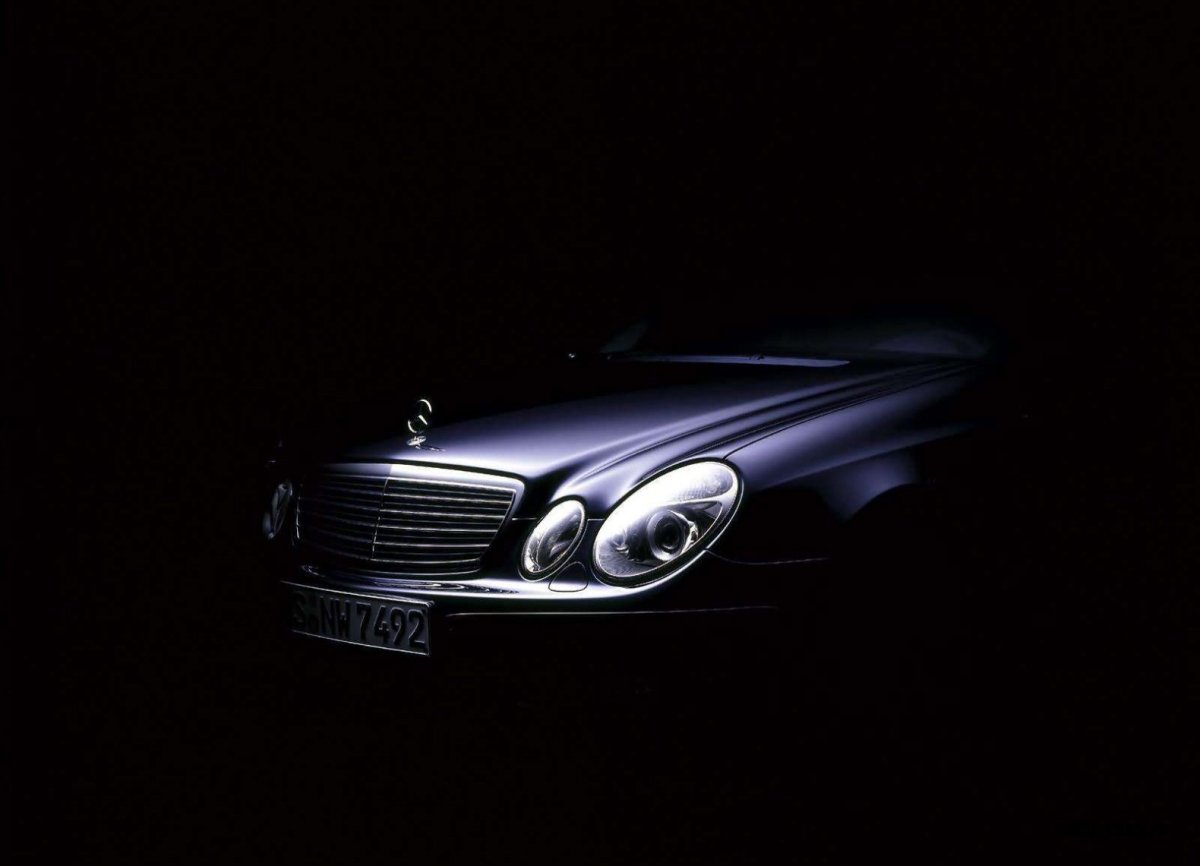 Mercedes-Benz w210 чёрный в темноте