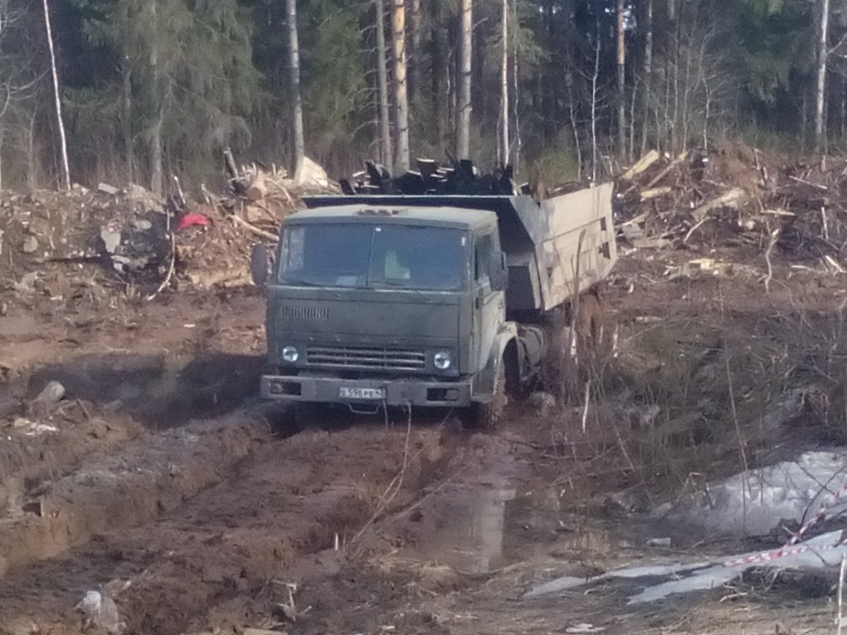 КАМАЗ 4310 застрял в грязи