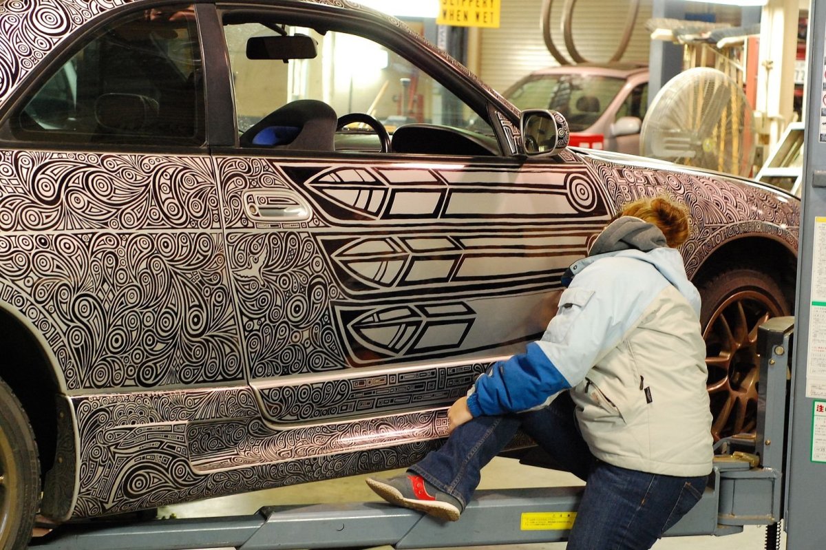 Автомобиль разрисованный маркером