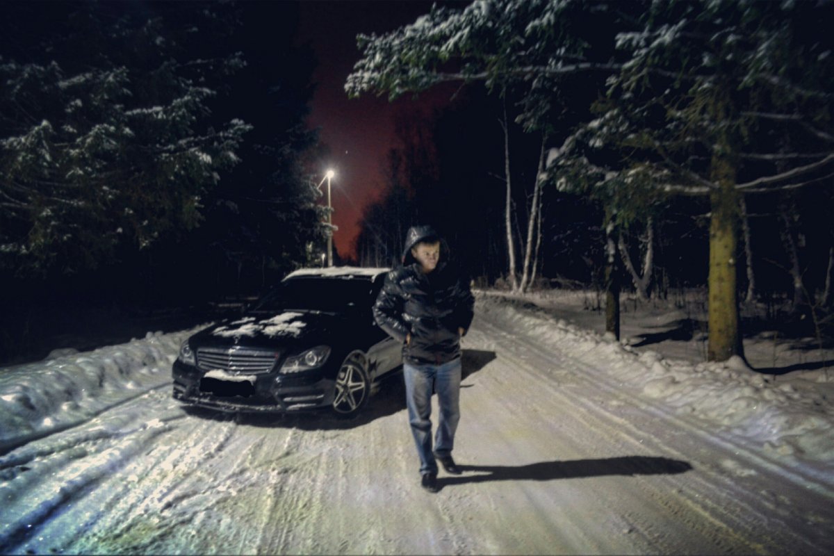 Пацаны возле машины ночью