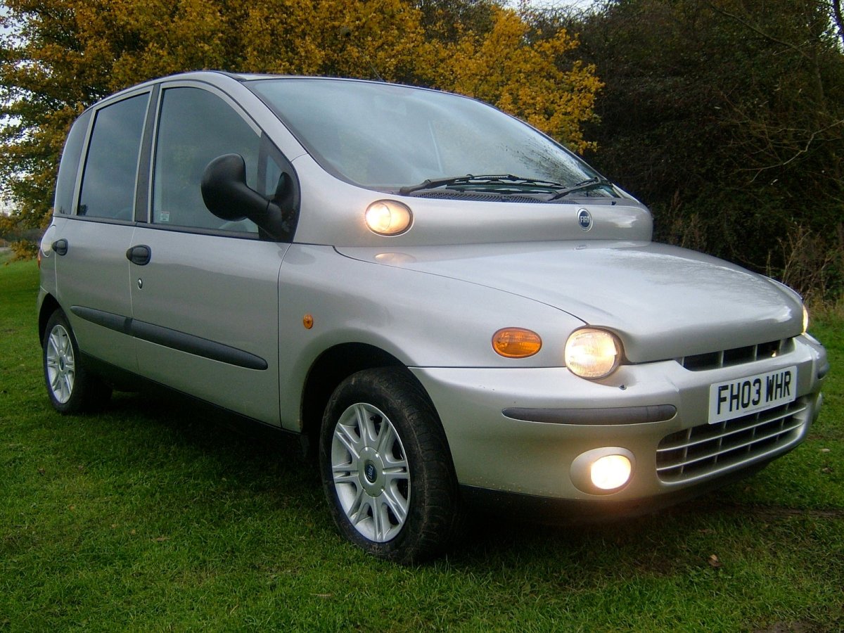 Машина Fiat Multipla