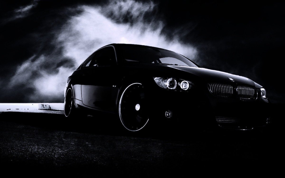 BMW на темном фоне