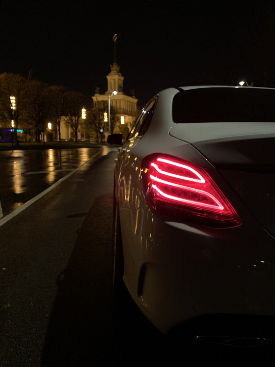 Мерседес АМГ С 63 В ночном городе