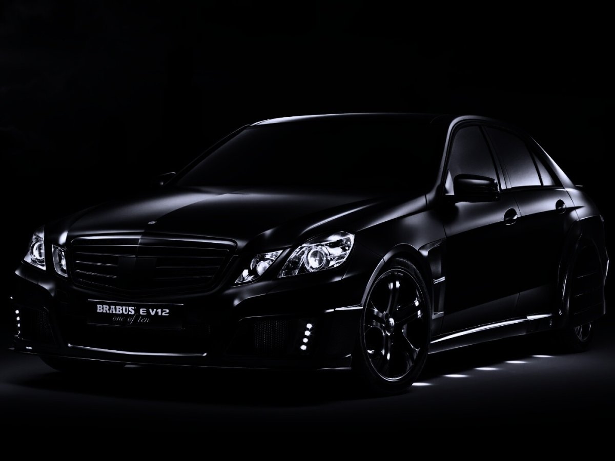 Mercedes на темном фоне