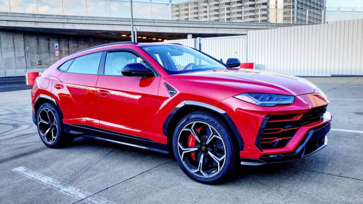 Lamborghini Urus красный