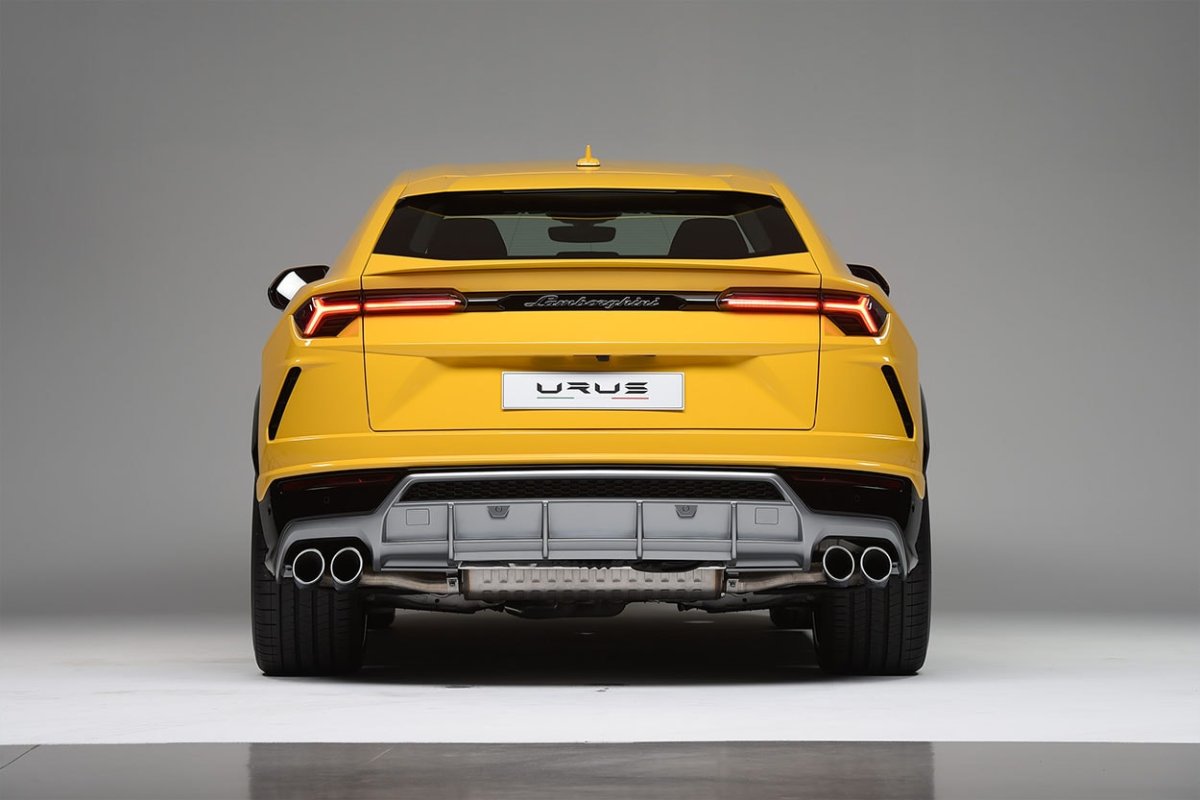 Lamborghini Urus сзади