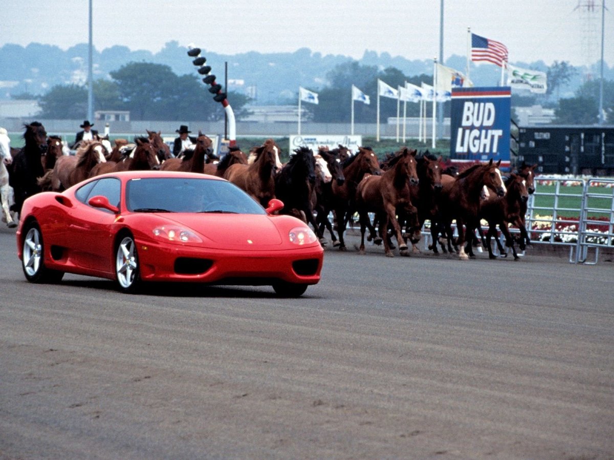 Красный автомобиль с конем