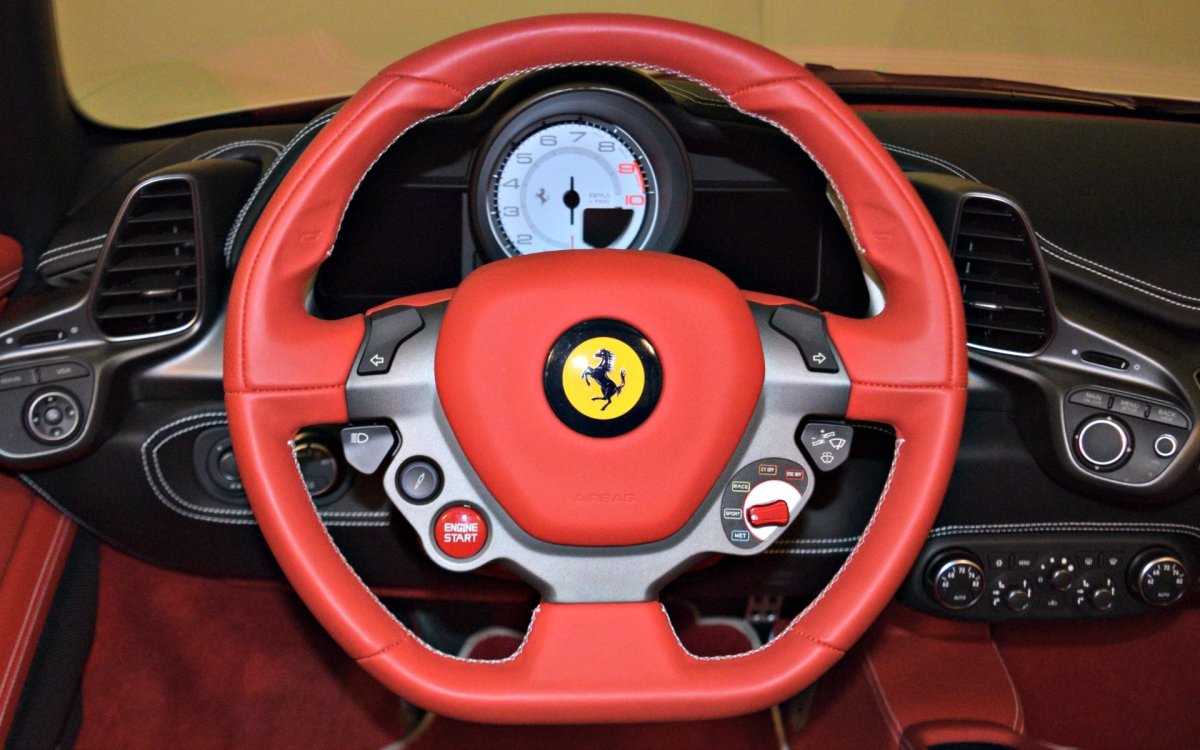 Ferrari 458 Spider руль