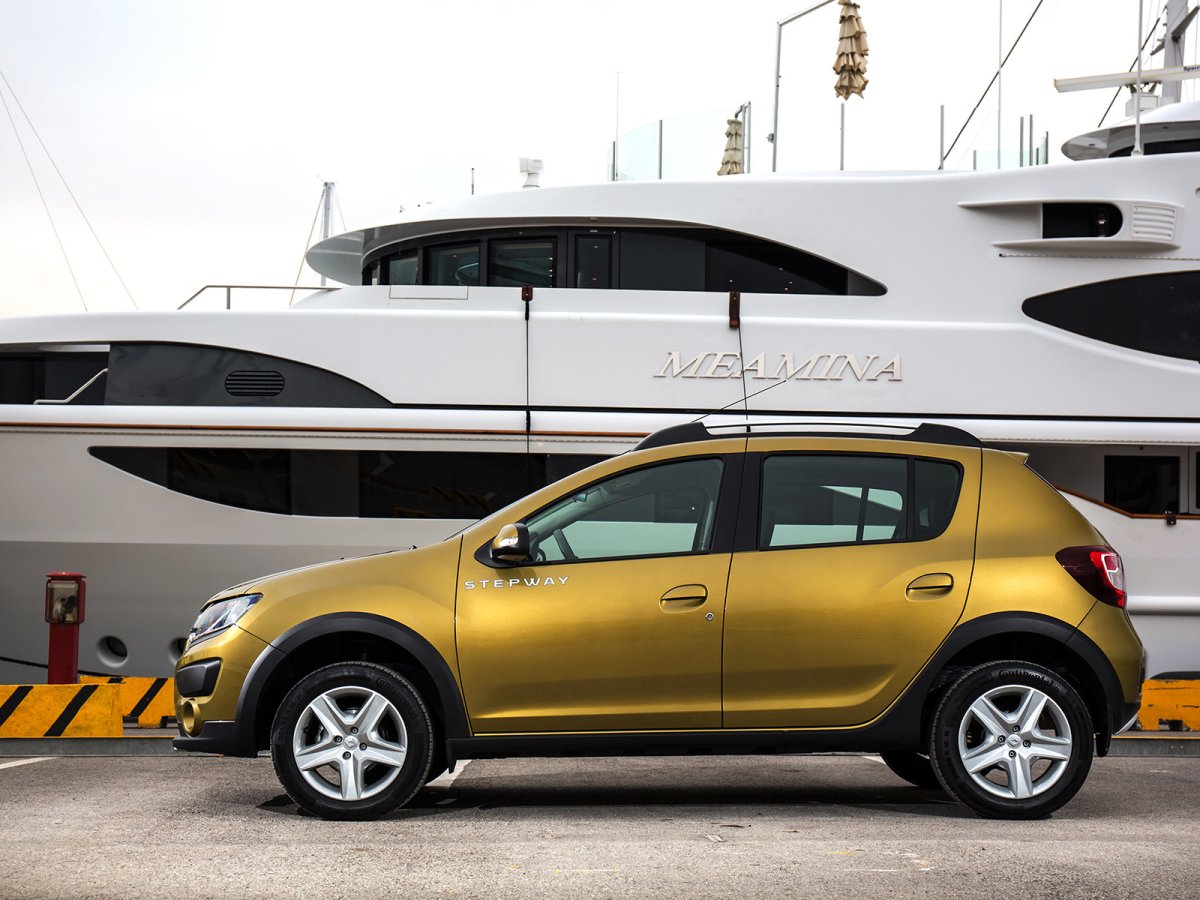 Renault Sandero Stepway сбоку