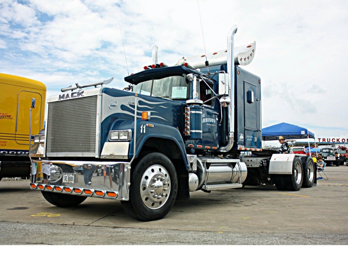Американский грузовик Mack
