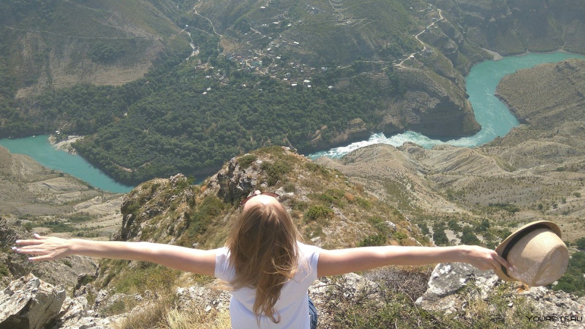 Девушка и Сулакский каньон в Дагестане