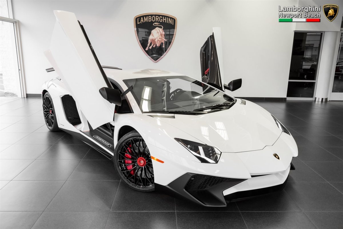 Ламборгини авентадор s белая