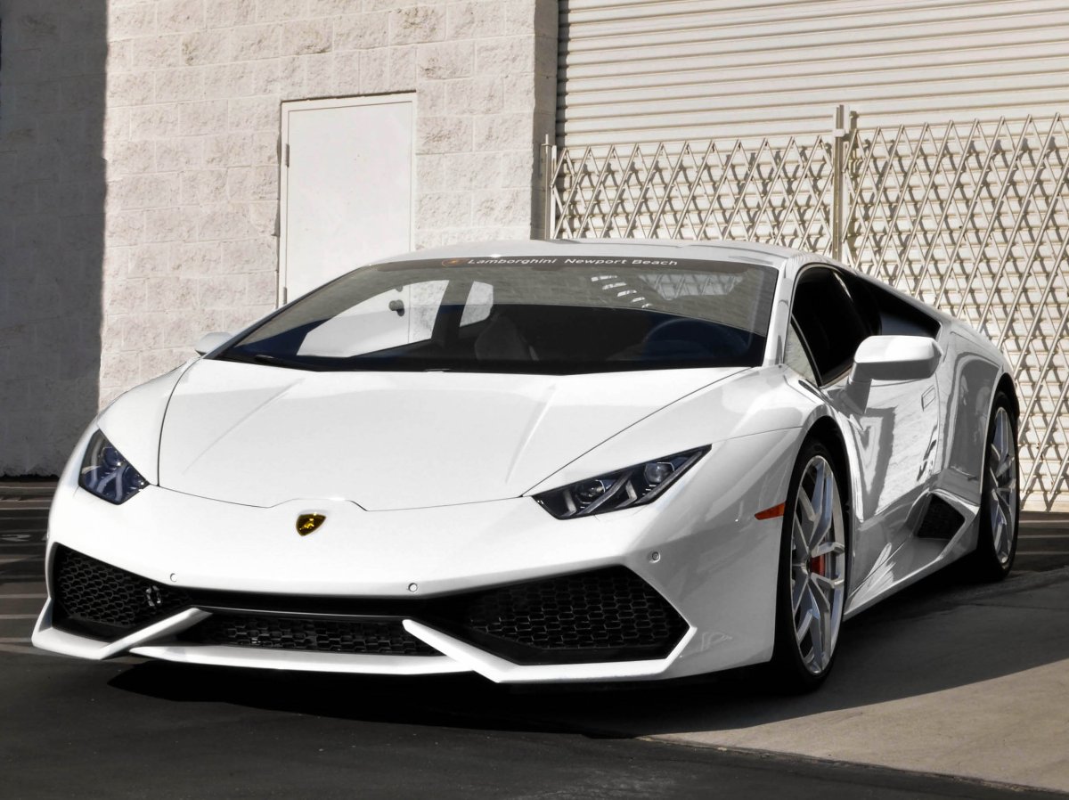 Lamborghini Huracan белый