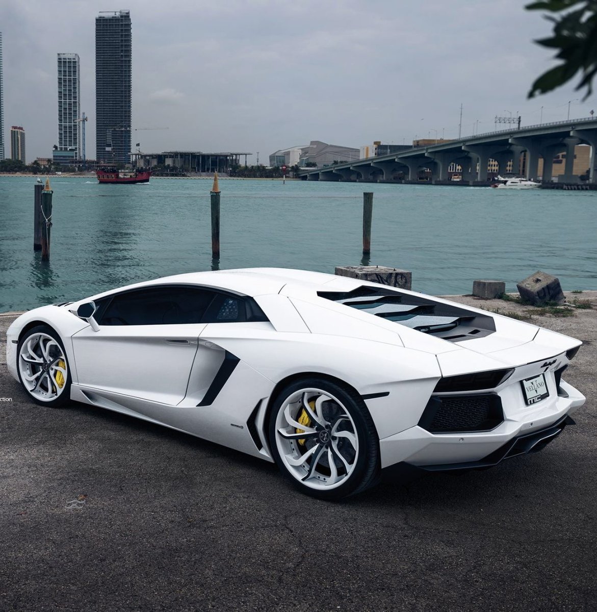 Ламборджини авентадор белый