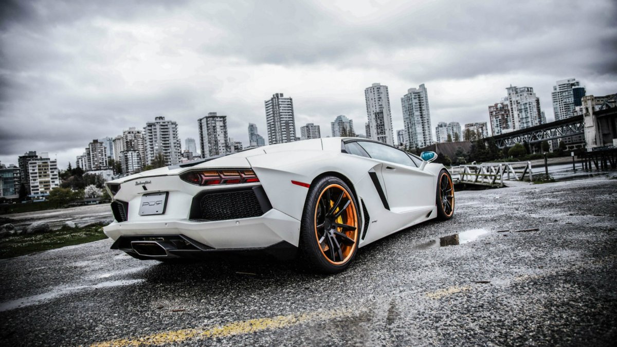 Lamborghini Aventador белый
