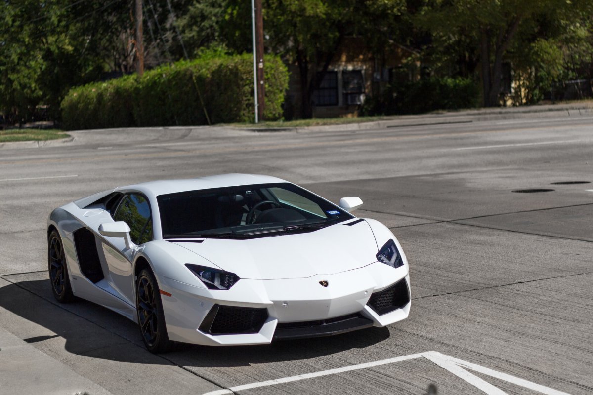 Белая Lamborghini Aventador 700 LP