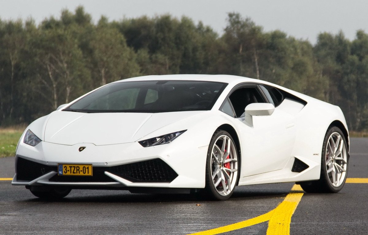 Lamborghini Huracan белый