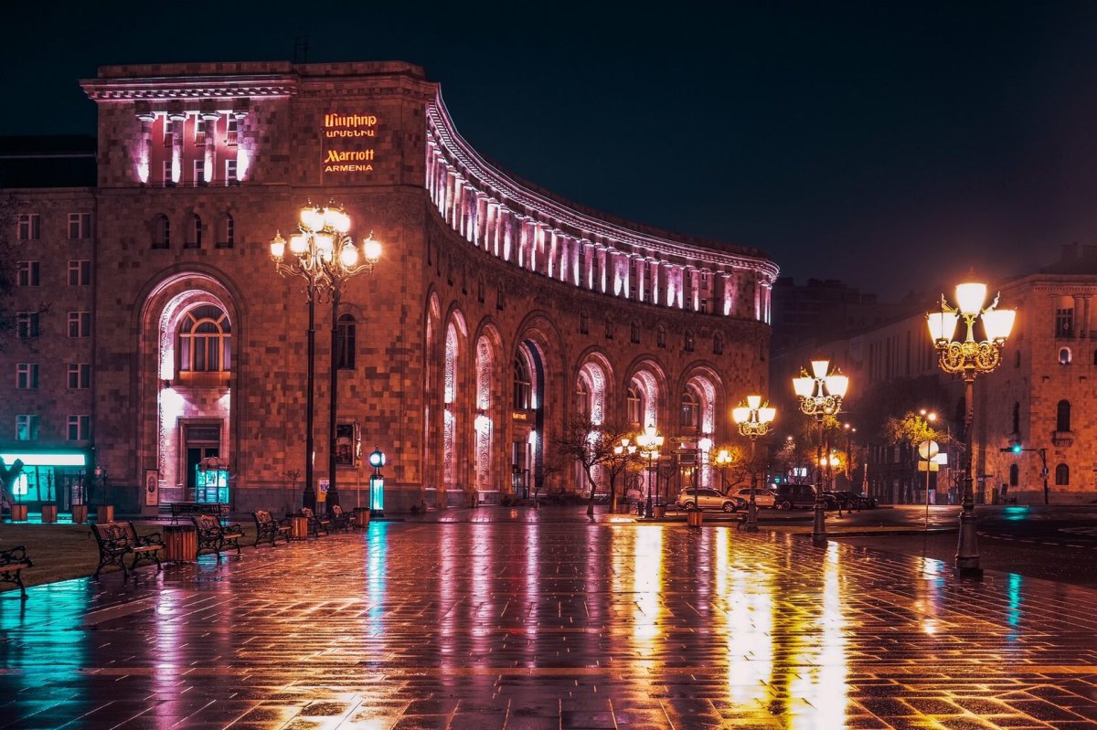 Площадь революции Ереван ночью