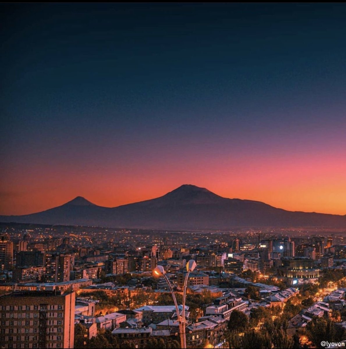Ночной Ереван с Араратом. Каскад Ереван Арарат. Вид на гору Арарат с каскада Ереван. Каскад Ереван ночью.