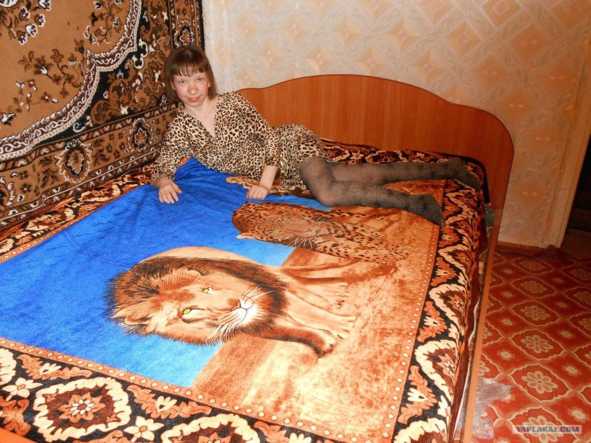 Женщина и ковер