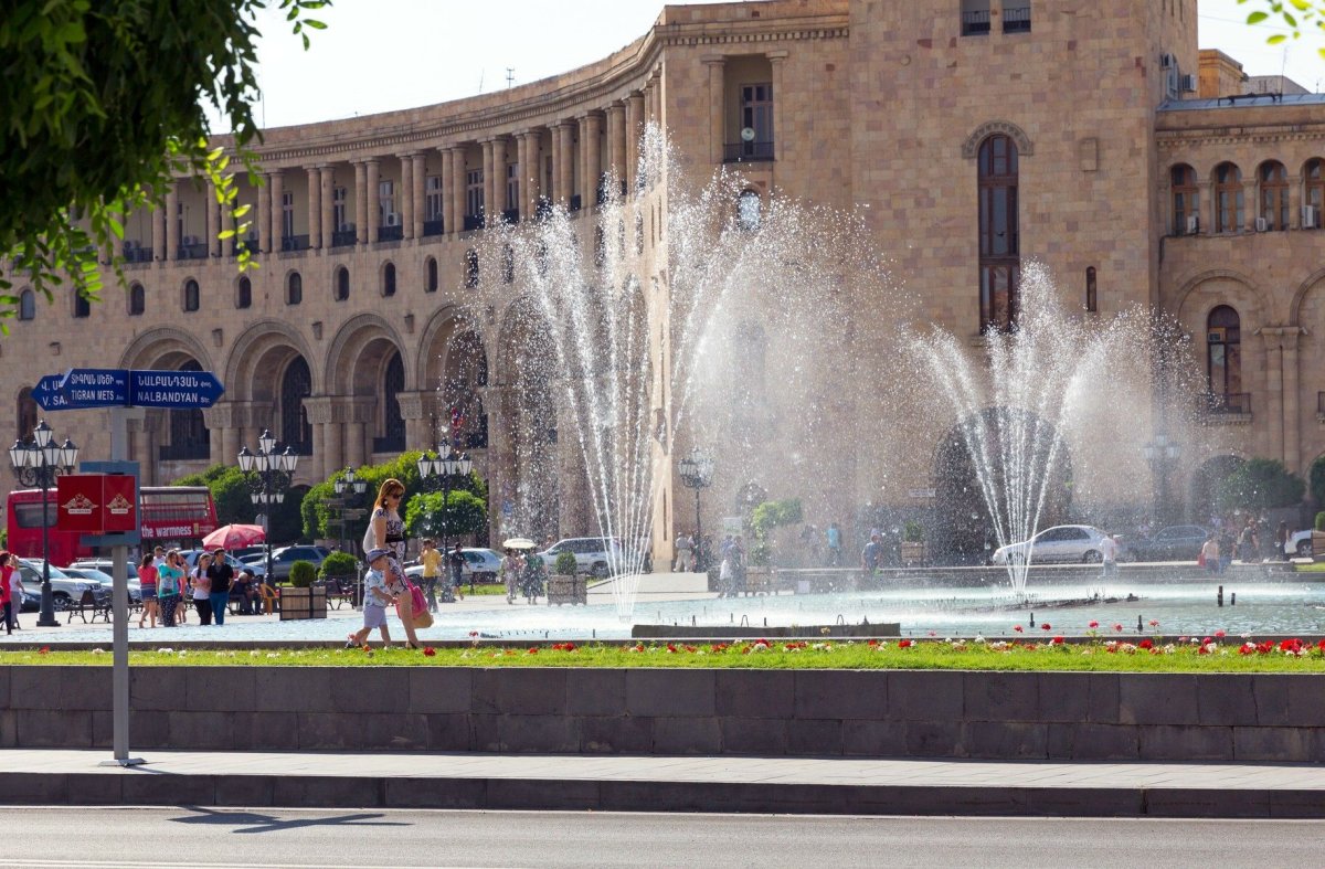 Около еревана. Парк Еритасардутян в Ереване. Площадь Республики Ереван Министерство иностранных дел. Фонтан Армения на площади Республики. Ереван площадь Республики панорама.