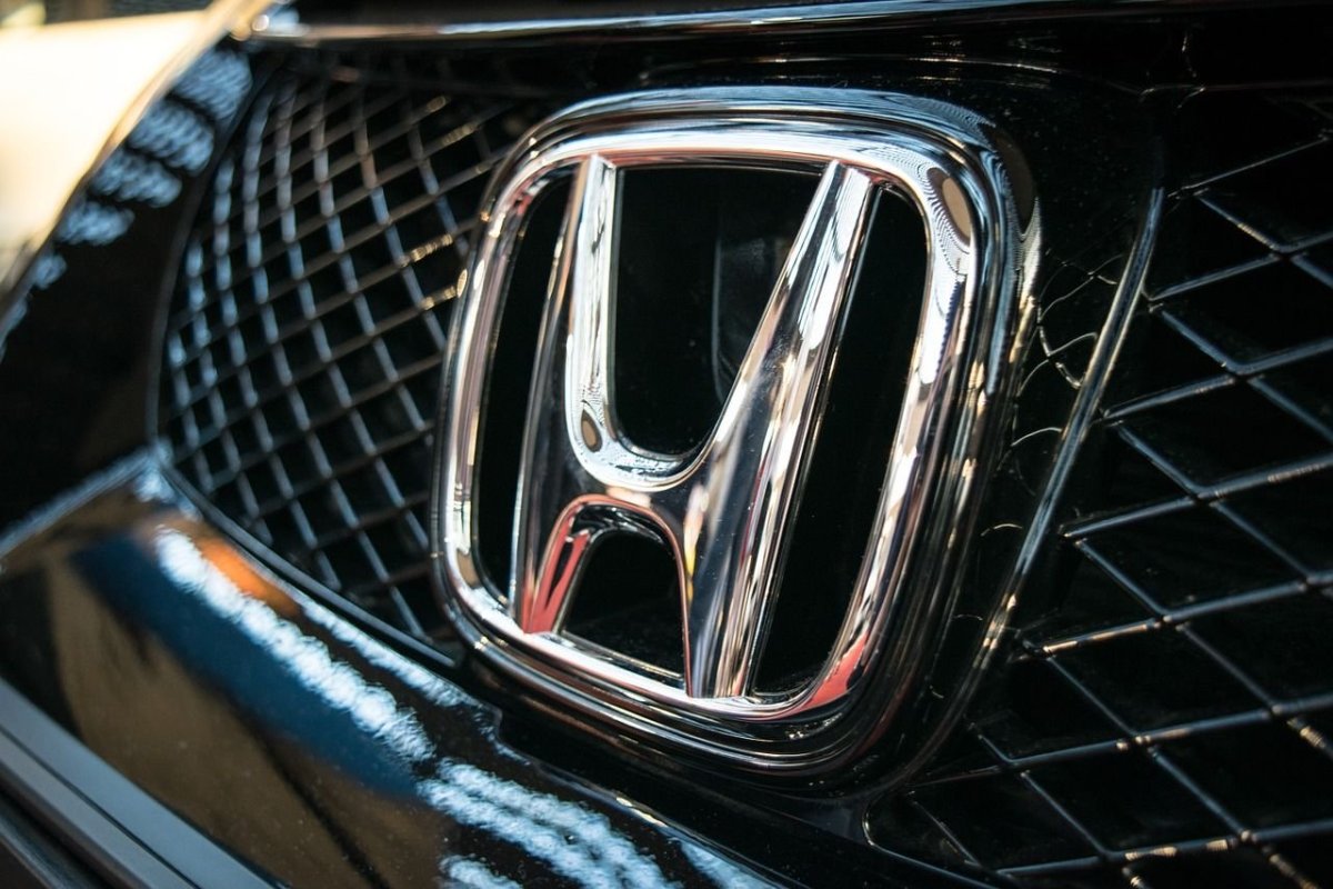 Машина с логотипом h