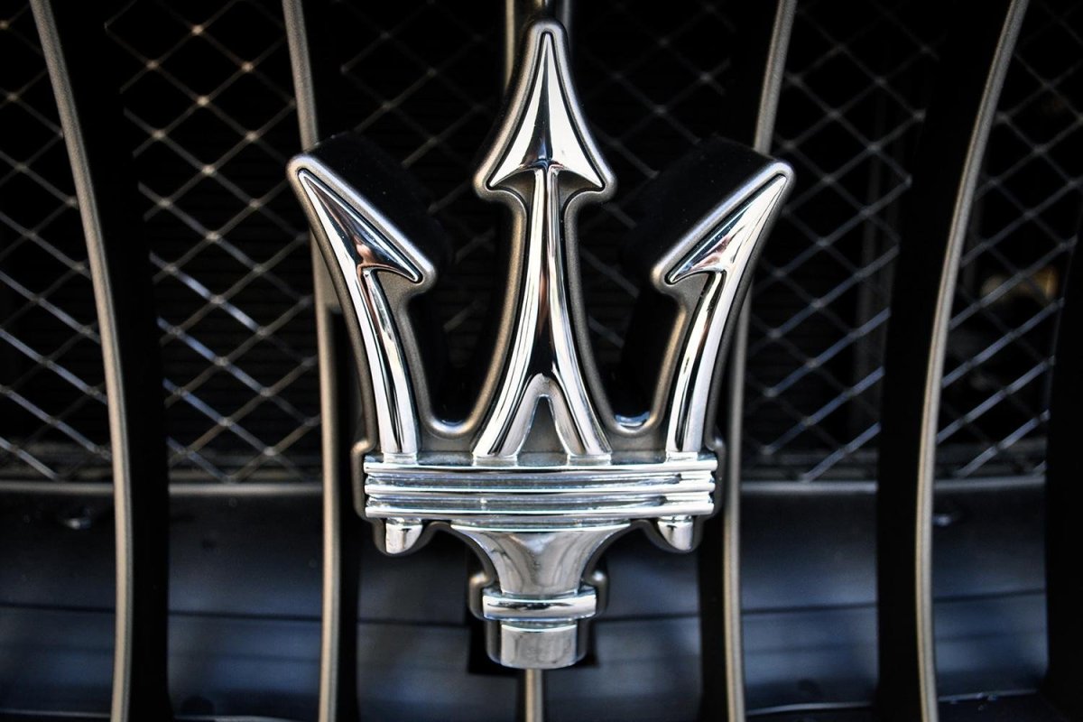 Автомобиль с короной на эмблеме
