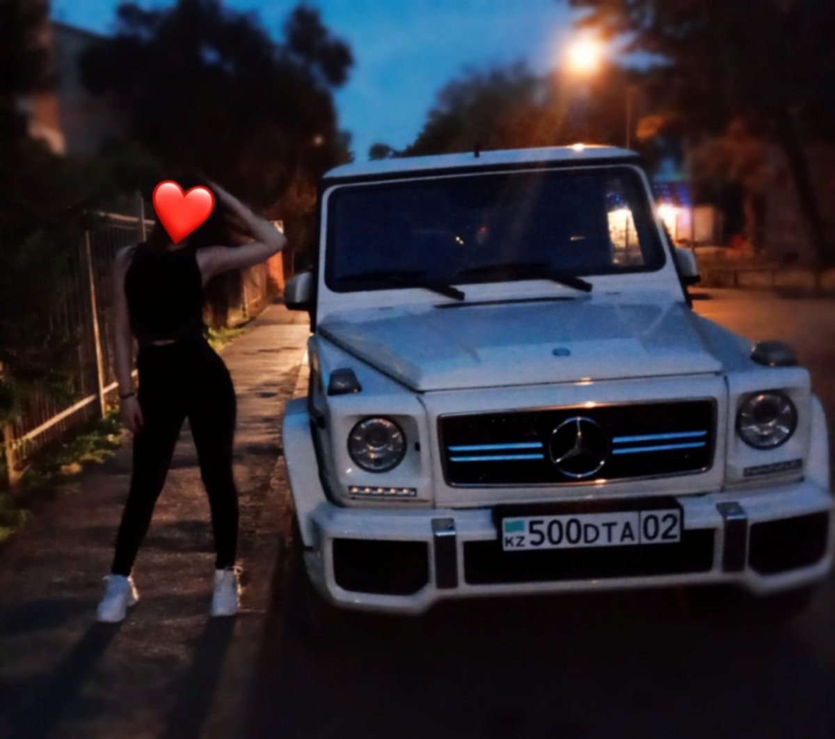 Белый Гелик и девушка