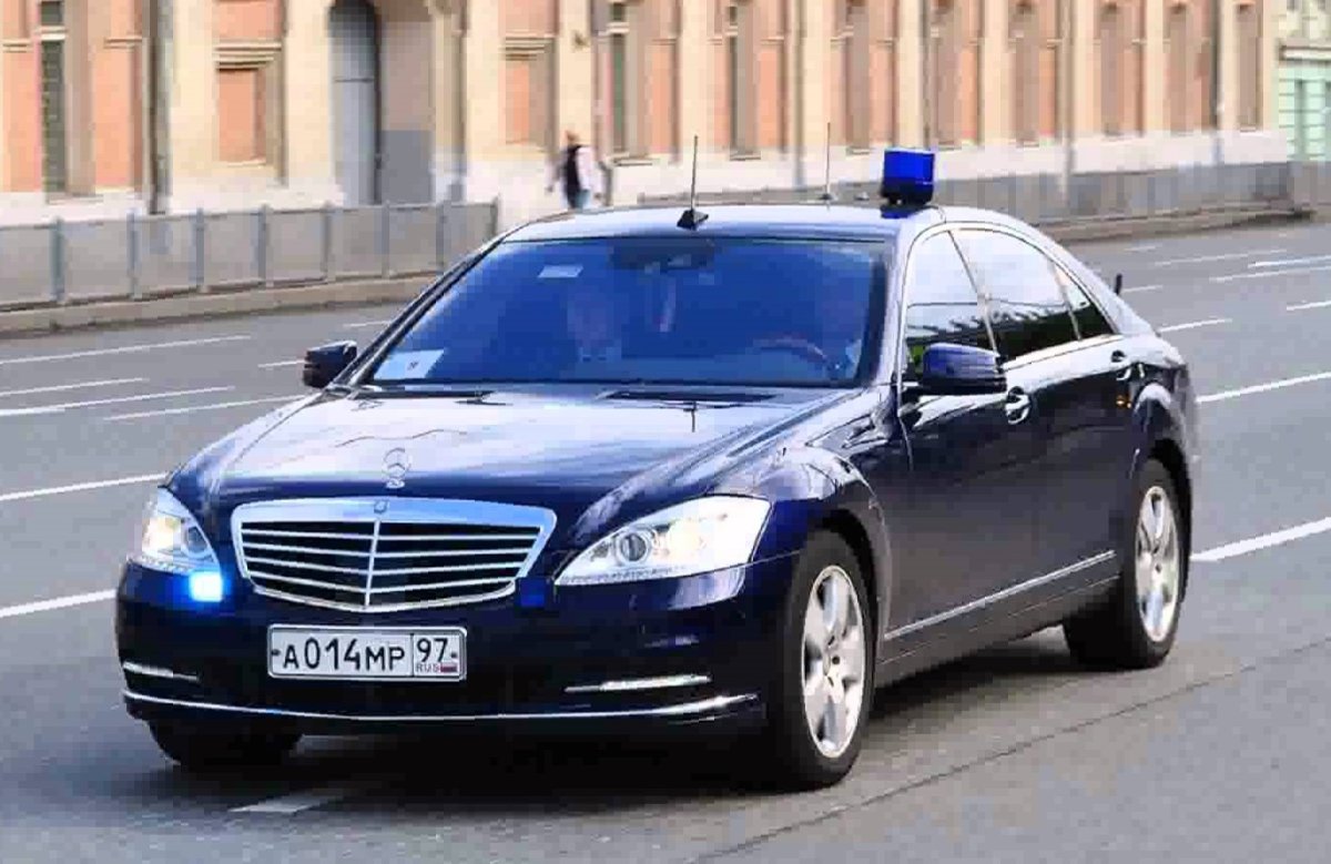 Мерседес с200 с мигалкой