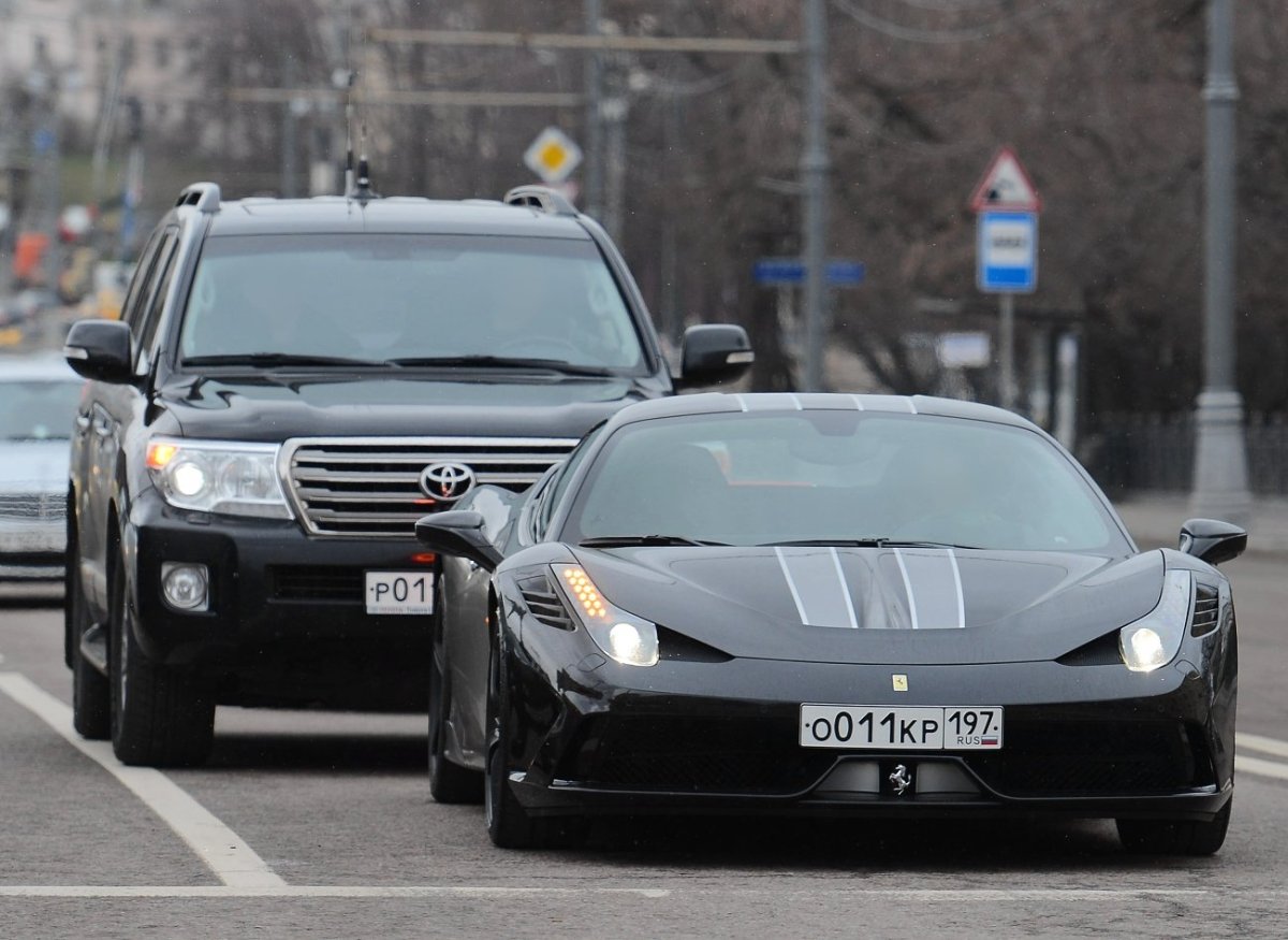 Кортеж дорогих авто