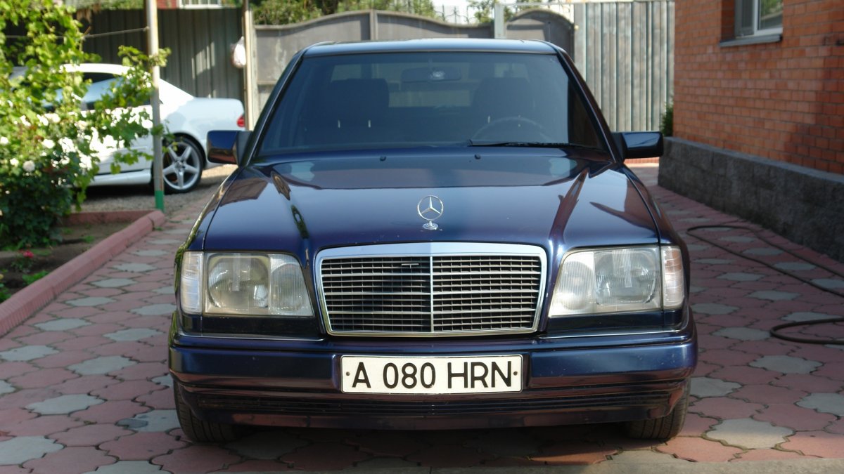 Mercedes-Benz e-class w124 синий