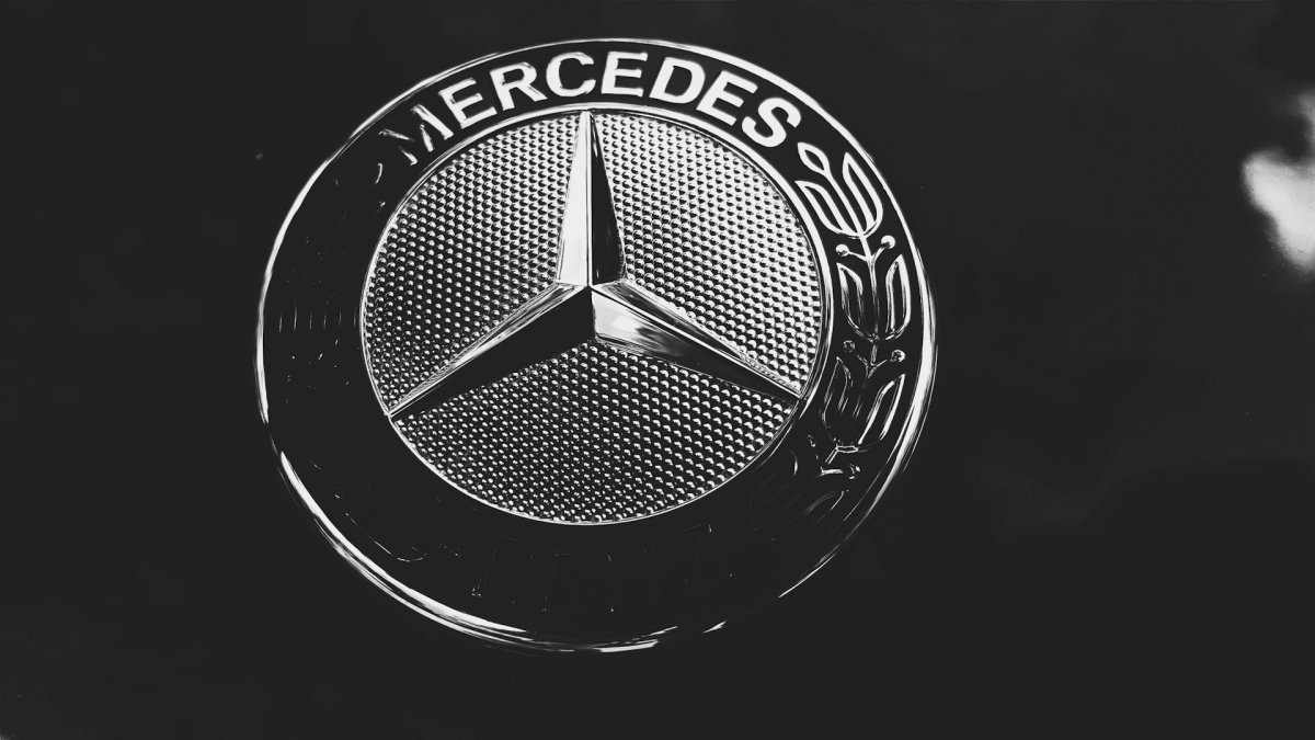 Mercedes logo 4k