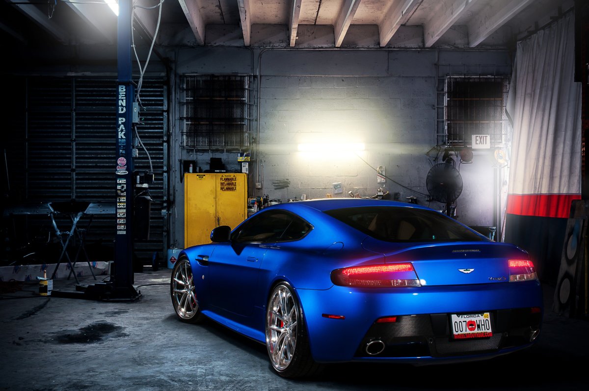 Aston Martin Vantage s в гараже