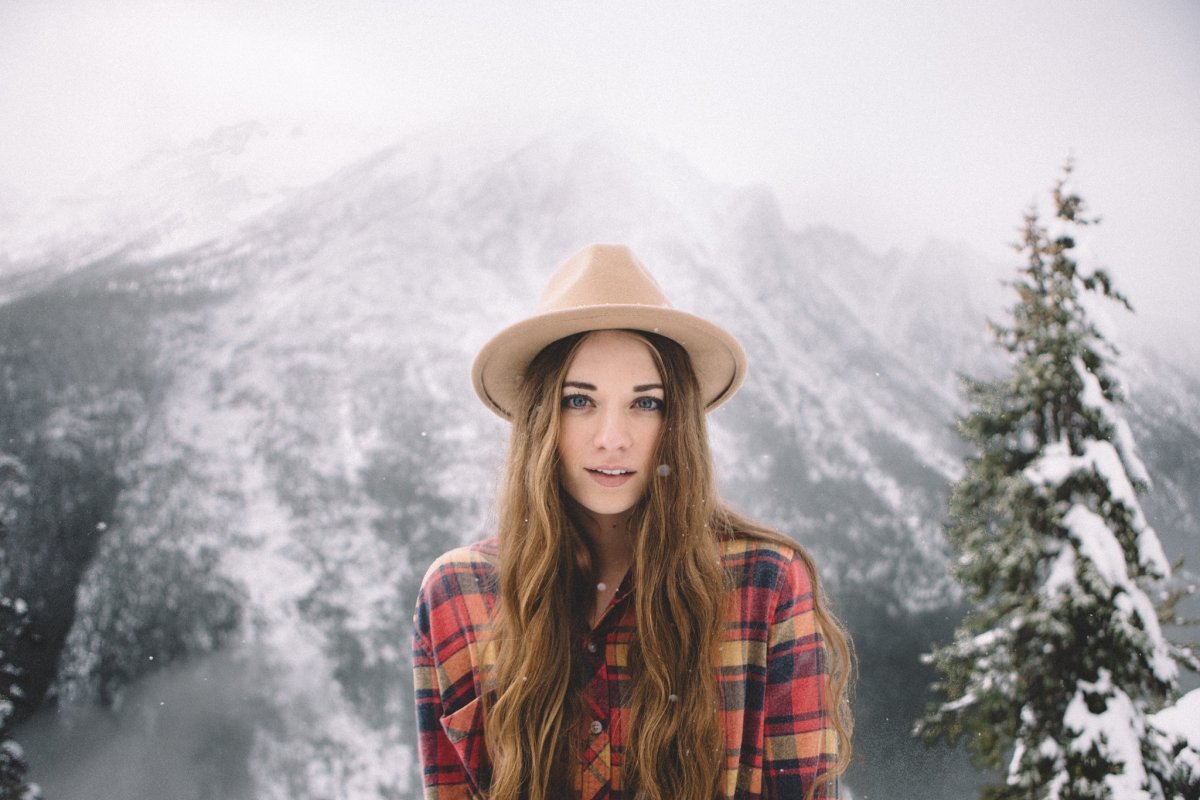 Девушка в шляпе в горох
