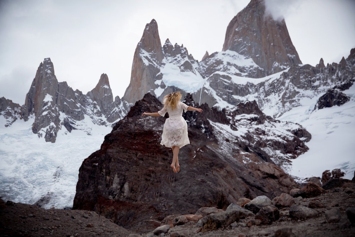 Девушка в платье на вершине горы